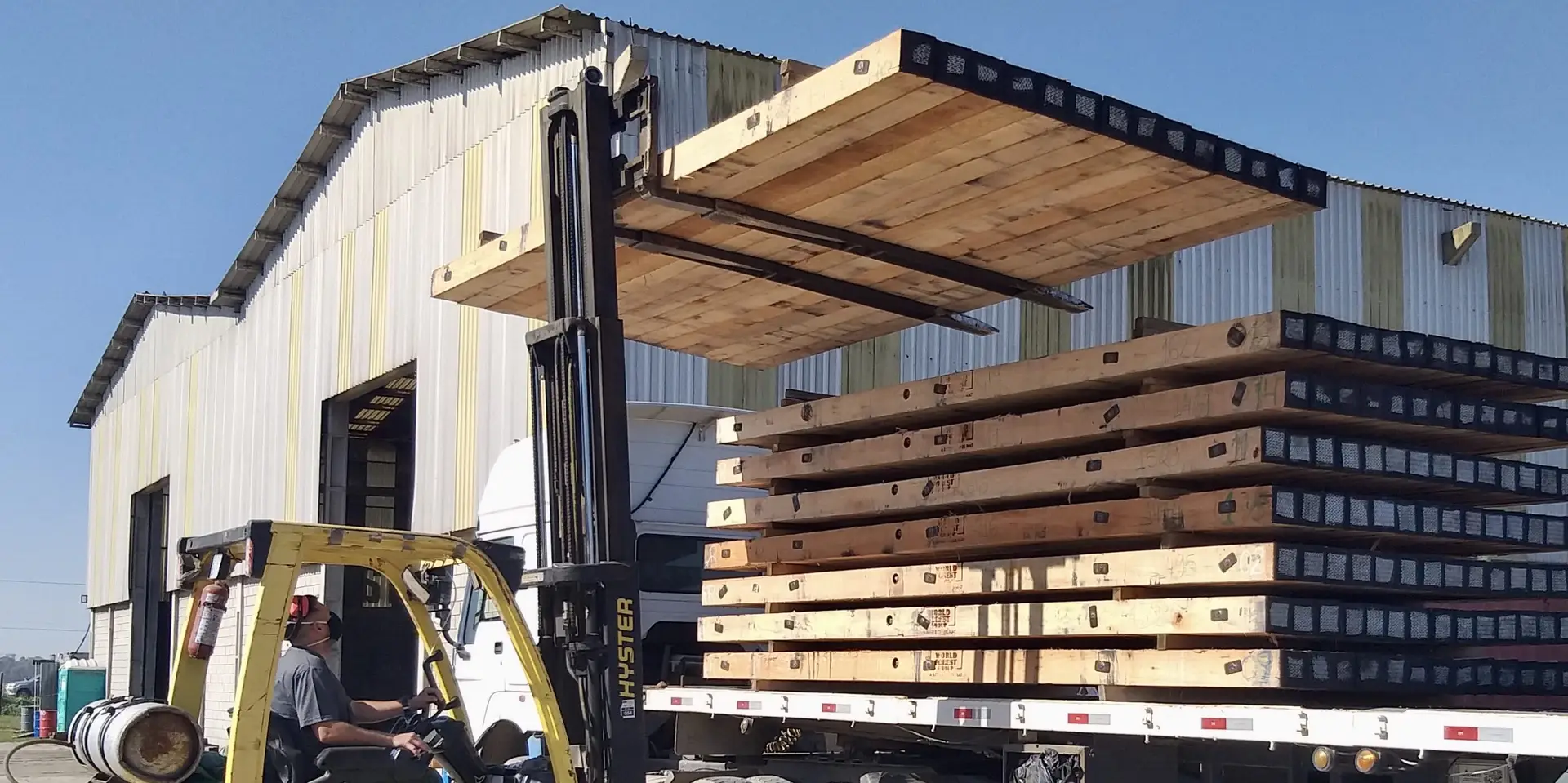 E7M6 Eucalyptus timber mats loading